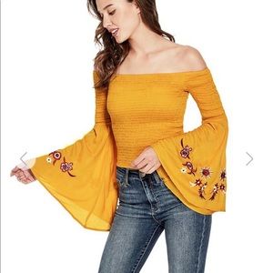Guess off the shoulder top 🌼🌻